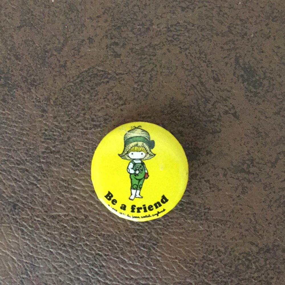 VTG Joan Walsh Anglund “Be a Friend” button